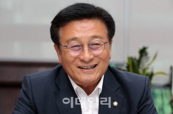 윤재갑 더불어민주당 의원이 최근 국회의원회관에서 이데일리와 인터뷰를 하며 업적과 포부를 밝히고 있다.(사진=방인권 기자)