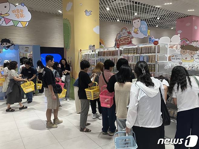 7일 네이버웹툰이 지난 5일 서울 영등포구 더현대서울 지하1층에 연 팝업스토어 '툰페스티벌' 매장에서 방문객들이 구매할 굿즈를 살펴보고 있다. 2023.9.7. ⓒ News1 김기성 기자