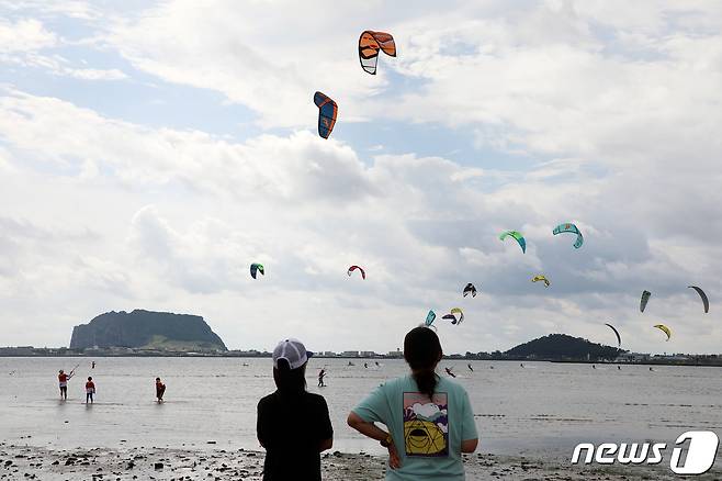 10일 오전 제주시 구좌읍 종달리 해안에서 제주특별자치도가 주최하고 사단법인 제주도 해양레포츠협회가 주관한 '제1회 국제 슈퍼컵 카이트보딩 대회'가 열리고 있다.2023.9.10./뉴스1 ⓒ News1 오미란 기자