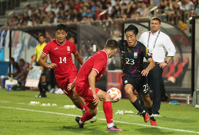 홍윤상(오른쪽에서 첫 번째)이 9일 오후 창원축구센터에서 열린 2024 아시아축구연맹(AFC) 23세 이하(U-23) 아시안컵 예선 B조 2차전 키르기스스탄과 경기에서 돌파를 시도하고 있다. 2023.9.9. 창원 | 연합뉴스