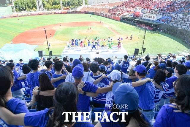 '정기 고연전'이 치러진 가운데 본교와 분교 캠퍼스 사이의 갈등이 다시 표출되고 있다. 2023 정기 고연전 개막식이 8일 오전 서울 양천구 목동야구장에서 열린 가운데 연세대학교 학생들이 응원을 하고 있다. /장윤석 인턴기자