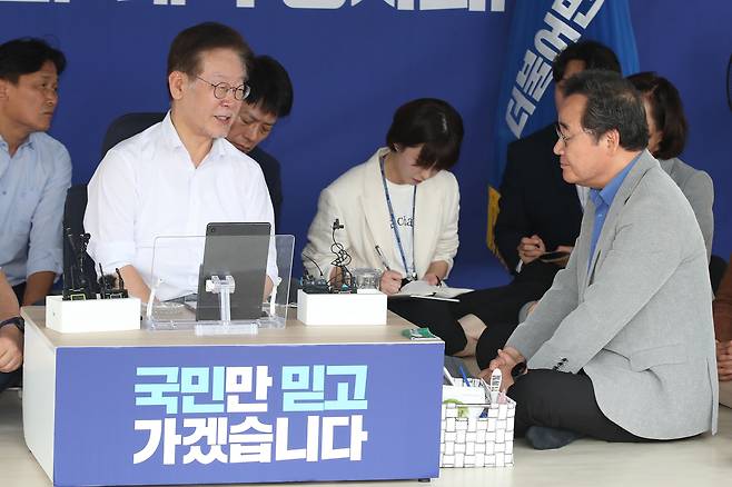 민주당 이재명 대표와 이낙연 전 대표가 10일 국회 본청 앞 단식 농성장에서 이야기를 나누고 있다. /뉴스1