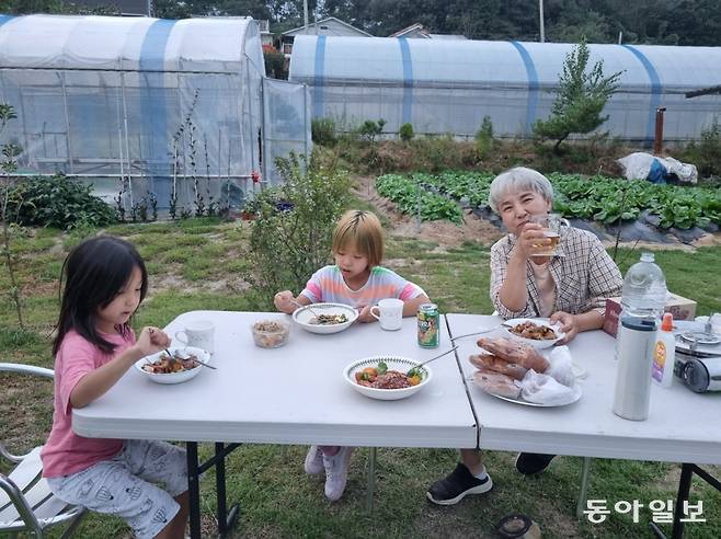 마당에서 예쁜 손녀들과 한잔하는 즐거움. 박의서 씨 제공