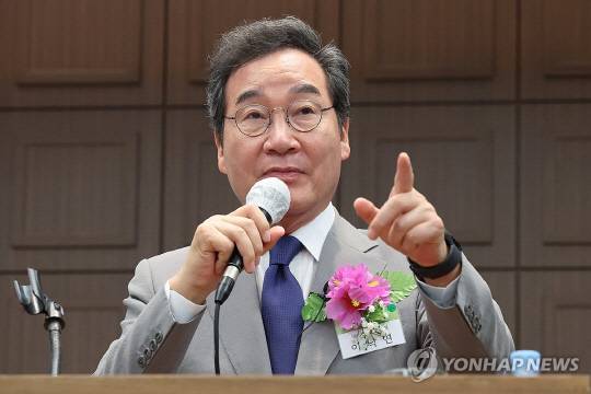 이낙연 전 더불어민주당 대표가 이달 6일 오후 서울 중구 한국프레스센터에서 열린 한국신지식인협회 초청 강연회에 참석해 강연하는 모습<연합뉴스>