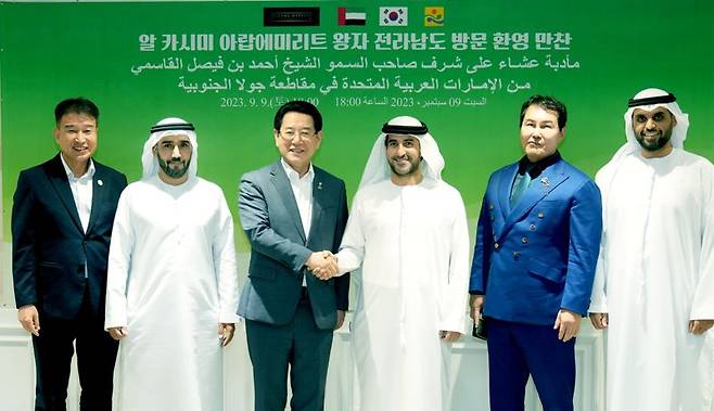 김영록 전남도지사(사진 왼쪽에서 세 번째)가 지난 9일 전남을 방문한 아랍에미리트(UAE) 셰이크 아흐메드 빈 파이살 알 카시미 왕자(네 번째)와 환영 만찬을 마치고 기념촬영을 하고 있다. 전남도 제공