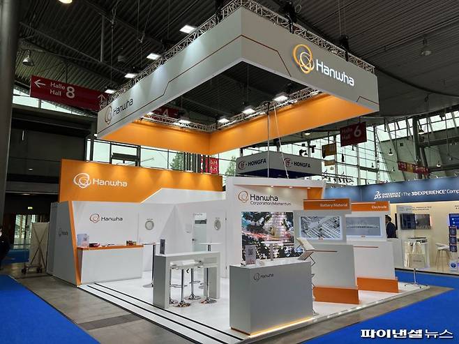 지난 5월 독일 슈투트가르트에서 열린 유럽 최대 배터리 사업 전시회인 '더배터리 쇼 유럽' 내 한화 전시부스. 한화 제공
