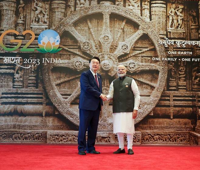 G20 참석 尹대통령, 인도 총리와 악수윤석열 대통령이 지난 9일 인도 뉴델리 바라트 만다팜 국제컨벤션센터에서 열린 주요 20개국(G20) 뉴델리 정상회의 환영행사에서 나렌드라 모디 인도 총리와 악수하고 있다. 연합뉴스