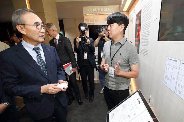 김영섭(왼쪽) KT 대표가 7일 서울 중구 웨스틴조선호텔에서 열린 세계이동통신사업자연합회(GSMA) ‘모바일360 아시아태평양’(M360 APAC) 콘퍼런스에서 이용재 콴다 대표와 대화하는 모습. KT 제공