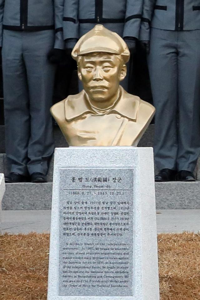 육군사관학교에 설치된 홍범도 장군 흉상. 육사는 지난달 31일 육사의 정체성과 독립투사로서의 예우를 동시에 고려해 홍 장군 흉상을 이전하기로 결정했다고 발표했다. 뉴시스