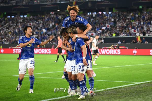 일본 축구대표팀 선수들이 10일 독일 원정 평가전에서 득점을 성공시킨 뒤 기뻐하고 있다. 사진=게티이미지