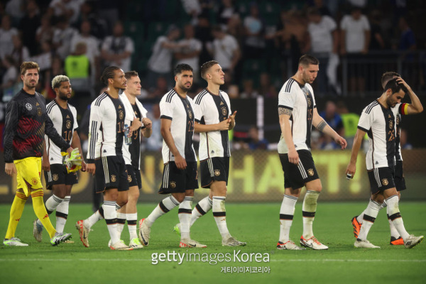 독일 축구대표팀 선수들이 10일 일본과의 평가전에서 1-4로 대패한 뒤 경기장을 빠져나가고 있다. 사진=게티이미지