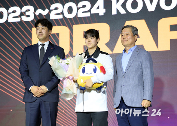 10일 오후 서울 강서구 메이필드 호텔에서 열린 2023~2024 KOVO 여자 신인선수 드래프트에서 1라운드 7순위로 한국도로공사에 지명된 신은지(선명여고)가 기념촬영을 갖고 있다. [사진=정소희 기자]