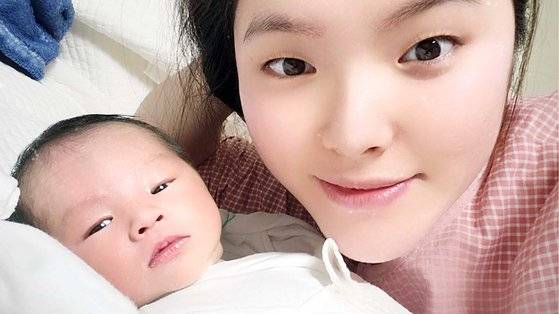 산모 이하나씨와 아들 아진 군. 사진 이하나씨