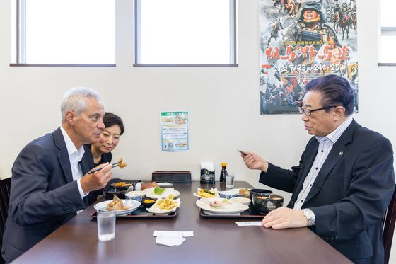 지난달 31일 일본 후쿠시마를 방문한 람 이매뉴얼(왼쪽) 주일 미국대사가 현지 해산물로 식사를 하고 있다. X(트위터) 캡처