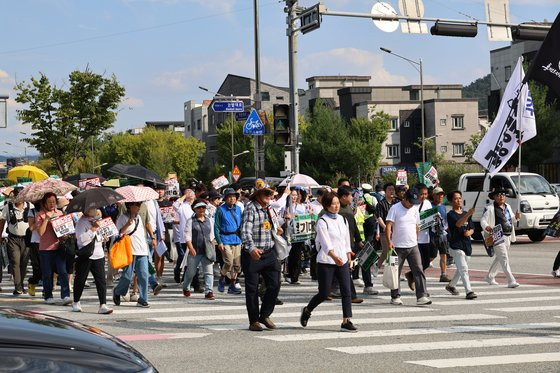 홍범도장군기념사업회가 10일 홍범도장군로 시민 걷기대회를 연 가운데, 이날 오후 걷기대회에 참가한 대전시민들이 홍범도장군로를 거쳐 대전현충원 홍범도 장군묘역까지 걸어가고 있다.연합뉴스