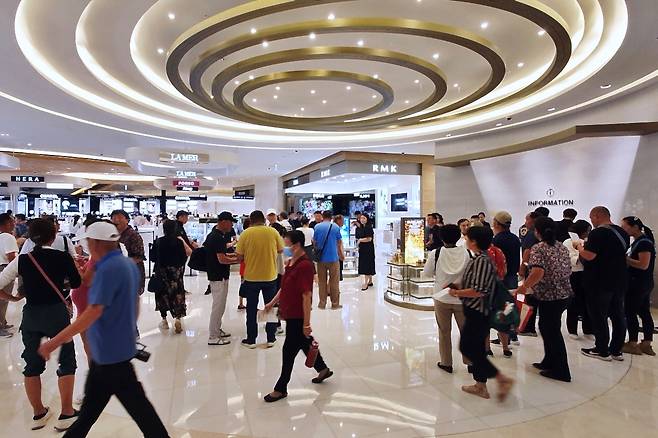 The Shilla I-Park Duty Free Shop in Yongsan, central Seoul, bustles with Chinese tourists on Friday. (HDC Shilla Duty Free)