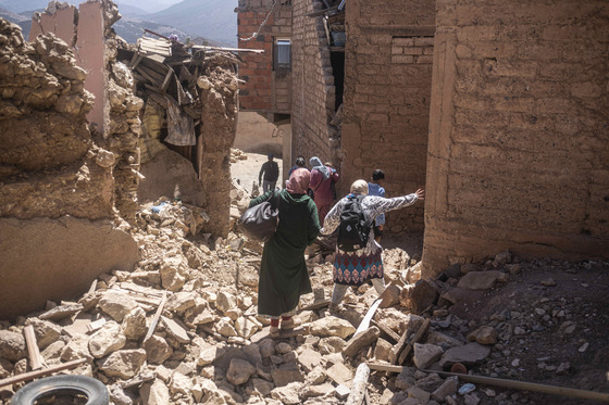 Residents flee their homes after an earthquake in Moulay Brahim village, near the epicenter of the earthquake, outside Marrakech, Morocco, Saturday, Sept. 9, 2023. [AP/YONHAP]