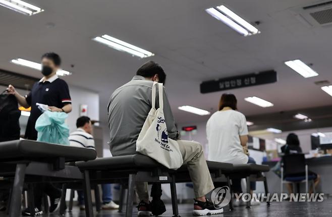 지난달 10일 실업급여 신청을 위해 대기하는 청년 구직자들 모습. 연합뉴스