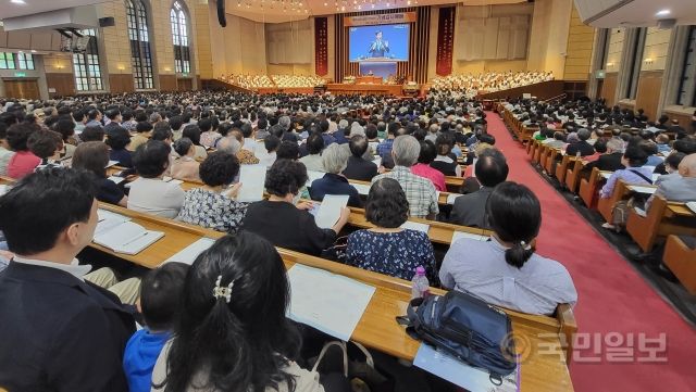 권순웅(가운데) 예장합동 총회장이 10일 서울 강남구 충현교회 본당에서 열린 교회 창립 70주년 기념 감사예배에서 설교하고 있다.