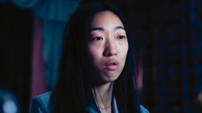 모미 또한 어린 시절 엄마에게 한 번도 예쁘다는 소리를 듣지 못했던 것이 상처로 남았다. [사진 제공=넷플릭스]