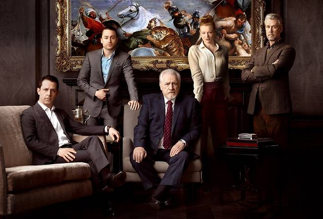 미국 상위 1% 가문의 이야기를 다룬 HBO 드라마 ‘석세션’. 브루넬노 쿠치넬리(Brunello Cucinelli)의 올드머니 스타일을 선보였다. 브리오니(Brioni), 까날리(Canali), 델보(Delvaux), 보디(BODE), 카이트(Khaite) 등 스텔스 럭셔리(상표가 눈에 잘 띄지 않아 드러나지 않는 명품)는 대표적 올드머니 브랜드로 꼽힌다. [HBO]