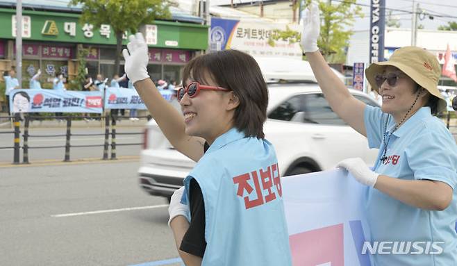 [광주=뉴시스] 변재훈 기자 ＝ 전국 각지서 모인 진보당 당원들이 10일 낮 광주 광산구 도시철도 1호선 송정공원역 일대 도로 양방향 인도에서 당 정책 현수막을 펼친 채 시민들에게 인사하고 있다. 2023.09.10. wisdom21@newsis.com