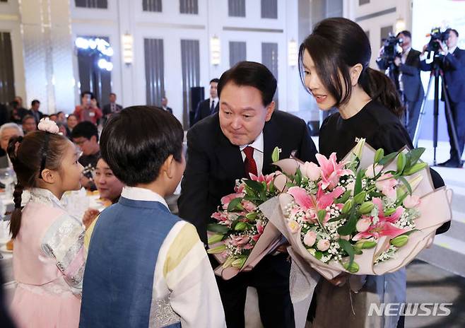 [자카르타=뉴시스] 전신 기자 = 동아시아국가연합(아세안·ASEAN) 정상회의 참석차 인도네시아를 방문한 윤석열 대통령과 부인 김건희 여사가 5일(현지시간) 자카르타 시내 한 호텔에서 열린 인도네시아 동포 초청 만찬 간담회에서 화동으로부터 꽃다발을 받고 있다. 2023.09.05. photo1006@newsis.com