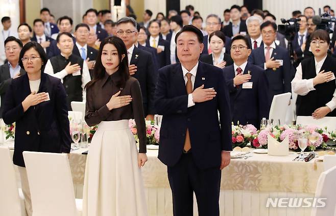 [뉴델리=뉴시스] 전신 기자 = G20 정상회의 참석차 인도를 방문한 윤석열 대통령과 부인 김건희 여사가 8일(현지시간) 뉴델리 시내 한 호텔에서 열린 인도 동포 초청 만찬 간담회에서 국기에 대한 경례를 하고 있다. 2023.09.09. photo1006@newsis.com