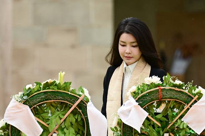 윤석열 대통령 배우자 김건희 여사가 10일(현지시간) 인도 뉴델리 간디 추모공원에서 주요 20개국(G20) 정상 배우자들과 함께 헌화를 위해 입장하고 있다. 연합뉴스