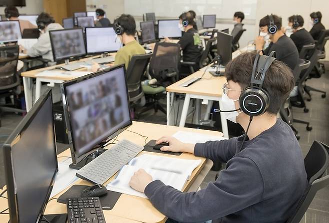 2021년 하반기 온라인 직무적성검사(GSAT)를 앞두고 감독관들이 응시자들을 대상으로 예비소집을 진행하고 있다. 삼성전자 제공