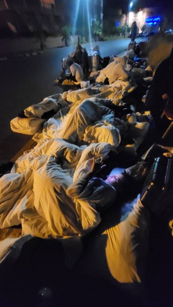 지난 7일 밤 모로코에서 발생한 규모 6.8 지진으로 인해 마라케시 및 므군에서 열리는 세계지질공원 총회에 참석한 세계유산본부 한라산연구부장 등 3명과 유네스코등록유산관리위원회 지질공원분과위원 3명 등 총 6명이 조기 귀국을 검토하고 있다. 사진은 대표단 숙소 밖으로 대피하고 있는 사람들의 모습. 제주도 제공