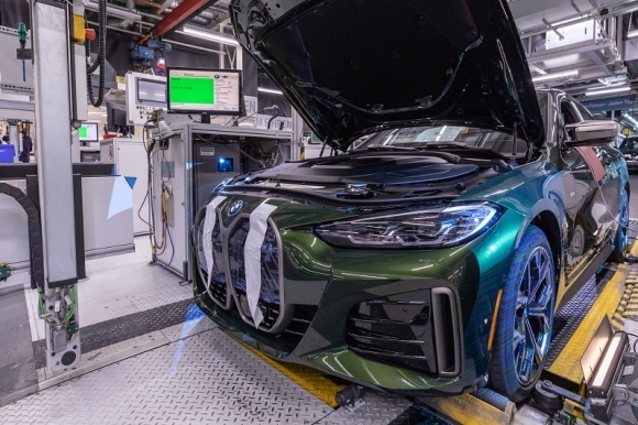 BMW 전기차 ‘i4’ - 독일 BMW 뮌헨 공장에서 전기차 ‘i4’의 서스펜션을 조정하는 작업을 진행하고 있다. BMW 제공