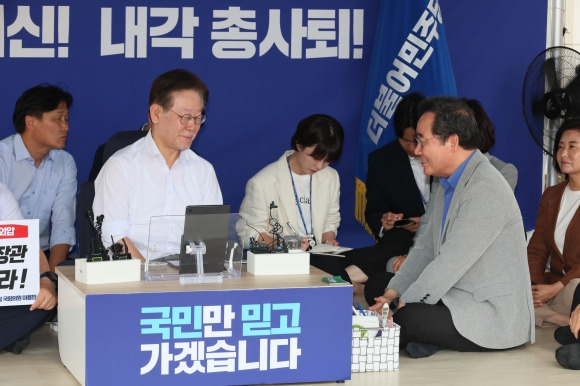 더불어민주당 이낙연 전 대표가 10일 국회 본청 앞 이재명 대표 단식 농성 천막을 방문, 이 대표와 대화하고 있다.