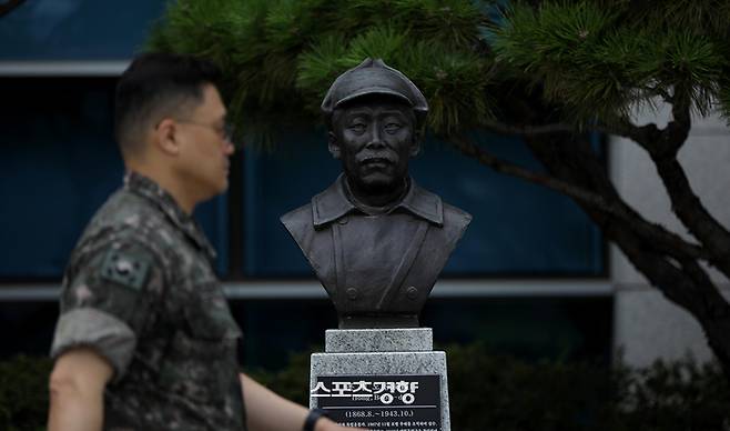 서울 용산구 국방부 청사 앞에 설치된 고 홍범도 장군 흉상. 김창길 기자