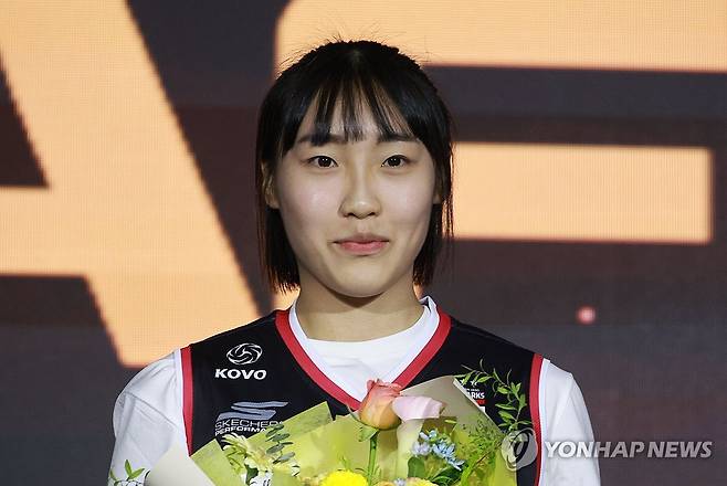 1라운드 2순위 지명받은 곽선옥 정관장 행 (서울=연합뉴스) 한종찬 기자 = 10일 서울 강서구 메이필드호텔에서 열린 프로배구 2023-2024 KOVO 여자 신인선수 드래프트에서 1라운드 2순위로 지명을 받은 곽선옥 선수가 기념 촬영을 하고 있다. 2023.9.10 saba@yna.co.kr