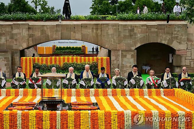 G20 정상들과 간디 추모공원 헌화하는 윤석열 대통령 (뉴델리=연합뉴스) 임헌정 기자 = 윤석열 대통령이 10일(현지시간) 인도 뉴델리 간디 추모공원에서 주요 20개국(G20) 정상들과 함께 헌화하고 있다. 2023.9.10 [공동취재] kane@yna.co.kr