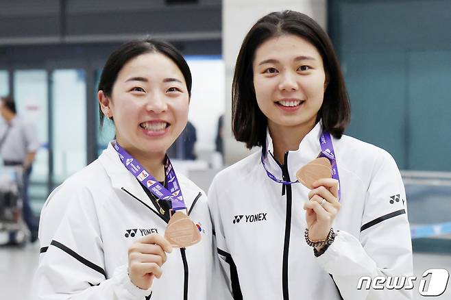 2023 세계배드민턴연맹(BWF) 세계선수권대회 여자 복식 3위에 오른 공회용(왼쪽)과 김소영이 29일 오전 인천국제공항을 통해 귀국해 동메달을 목에 걸고 포즈를 취하고 있다. 2023.8.29/뉴스1 ⓒ News1 민경석 기자