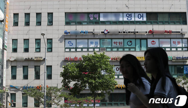 서울 강남구 대치동 학원가 앞으로 학생들이 지나가고 있다. /뉴스1 ⓒ News1 박세연 기자
