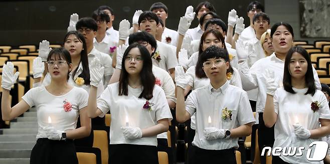 11일 오전 대구 북구 대구보건대에서 열린 '제19회 사회복지사 선서식'에 참석한 사회복지과 2학년 학생들이 LED 촛불을 들고 도덕성과 책임성을 갖춘 사회복지사로 헌신할 것을 다짐하고 있다. 2023.9.11/뉴스1 ⓒ News1 공정식 기자