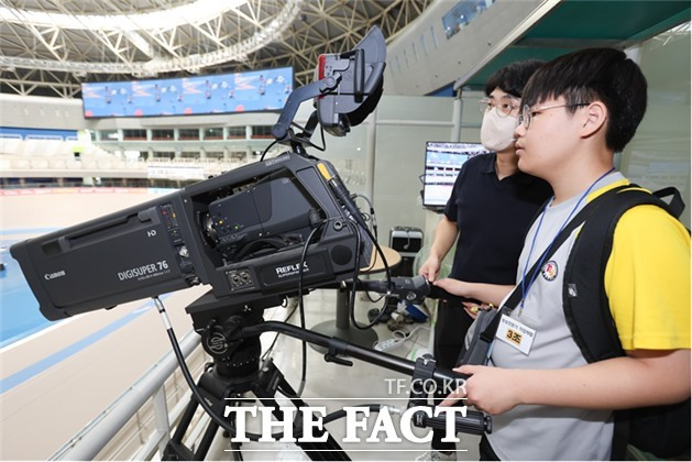 방송전문가 직업체험 클래스 참여학생이 방송카메라 사용을 직접 체험하고 있다. /경륜경정총괄본부