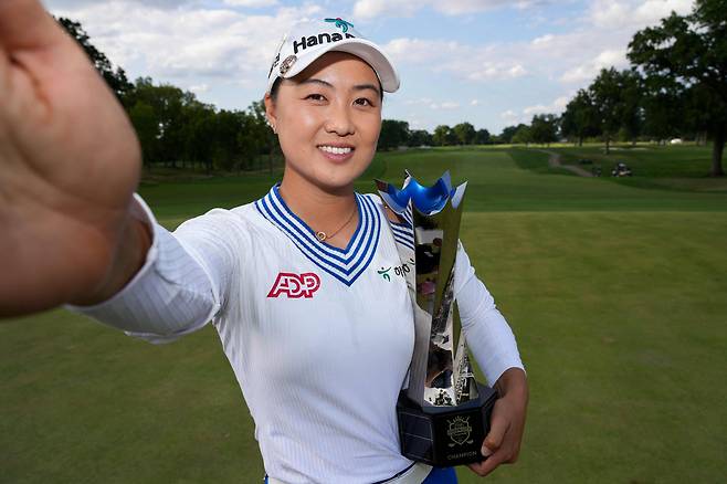 이민지가 11일 미국 오하이오주 신시내티의 켄우드 컨트리클럽에서 LPGA 투어 크로거 퀸 시티 챔피언십 우승 트로피를 들고 있다./AFP 연합뉴스