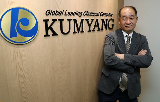 '배터리 아저씨'로 불리는 박순혁 작가. 전 금양 홍보이사./뉴스1