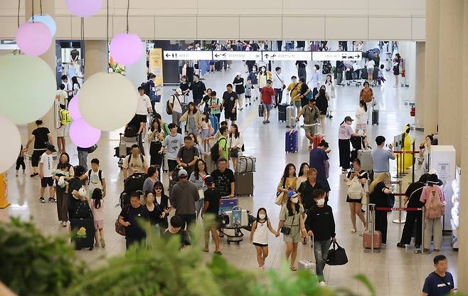 광복절 징검다리 연휴가 이어지는 지난달 8월 13일 오전 제주공항 국내선 도착층이 관광객으로 붐비고 있다. /연합뉴스