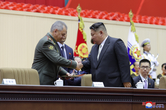 지난달 27일 북한 전승절(6·25전쟁 정전협정기념일) 70주년 기념보고대회에 쇼이구 러시아 국방장관과 김정은 북한 국무위원장이 악수하고 있다. 사진=연합뉴스