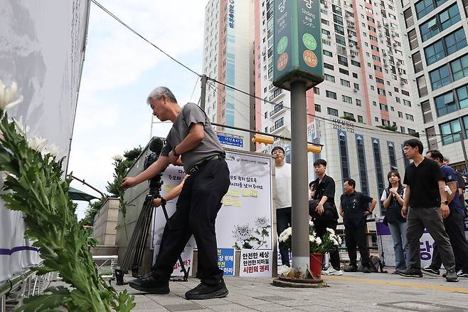 공공운수노조, 서울교통공사노조, 직장갑질119 관계자들이 11일 오전 서울 중구 신당역 10번 출구 앞에 마련된 신당역 스토킹 살인사건 피해자 1주기 추모공간에 헌화하고 있다. 백소아 기자 thanks@hani.co.kr