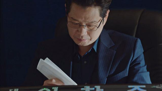 tvN 드라마 '비밀의 숲'에서 이창준(유재명) 청와대 민정수석은 검찰의 비리를 고발하는 유서를 남기고 스스로 목숨을 끊는다. tvN 방송화면 캡처