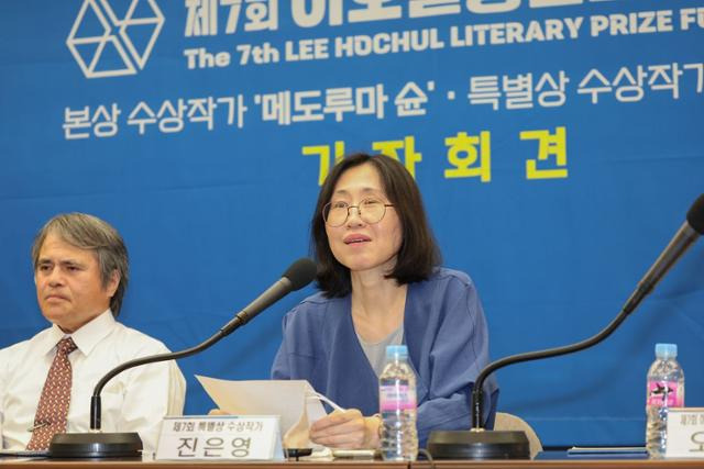 11일 오후 서울 중구 프레스센터에서 열린 '제7회 이호철통일로문학상 수상자 기자회견'에 특별상 수상자 진은영(왼쪽) 시인이 수상 소감을 말하고 있다. 은평구청 제공