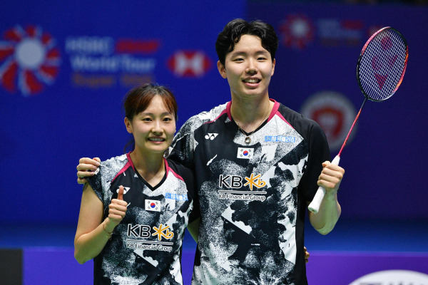 <yonhap photo-3546=""> South Korea?s Seo Seung-jae (R) and Chae Yu-jung celebrate after winning their mixed doubles final match against France?s Thom Gicquel and Delphine Delrue at the China Open Badminton tournament in Changzhou, in China?s eastern Jiangsu Province on September 10, 2023. (Photo by AFP) / China OUT/2023-09-10 16:06:46/ <저작권자 ⓒ 1980-2023 ㈜연합뉴스. 무단 전재 재배포 금지.></yonhap>