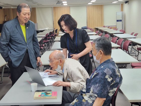 삼성그룹 공채 1기 출신 정의석(90)씨가 디지털 책쓰기 코칭을 받는 모습. [디지털 책쓰기 코칭 협회]