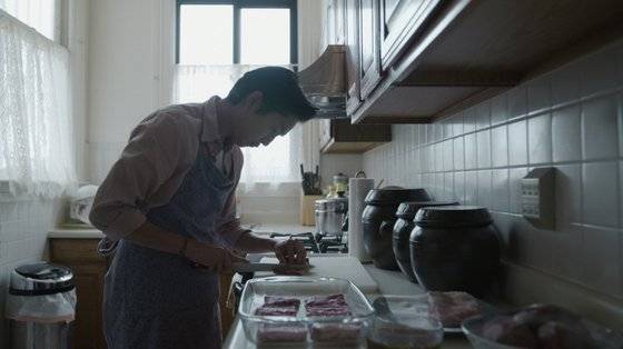 "살이 뼈에 붙어 있어야 깊은 맛을 낸다"는 갈비찜이 영화 '커밍 홈 어게인'의 중심이다. [사진 시네마뉴원]